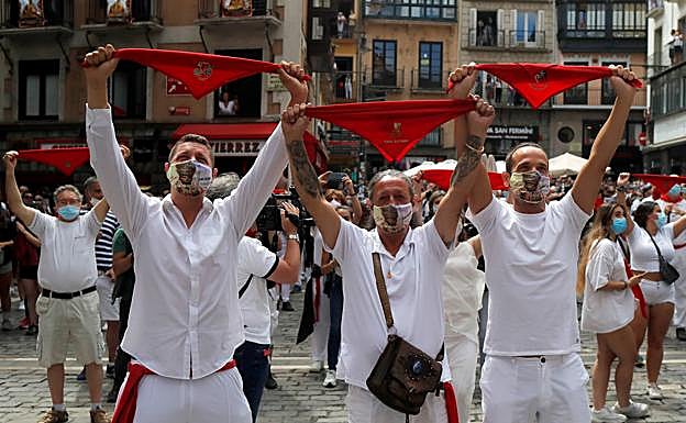 Un grupo de personas, esta mañana, en la Plaza del Ayuntamiento de Pamplona.