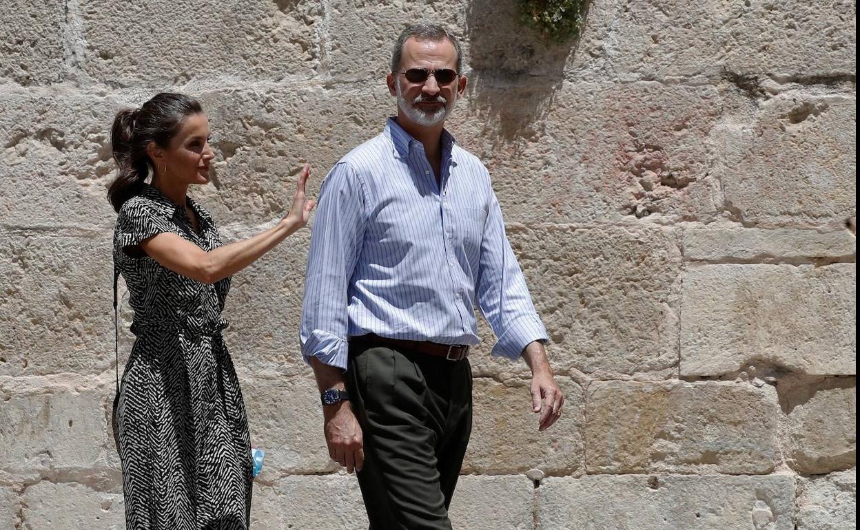 El rey Felipe VI y la reina Letizia pasean por una de las calles de la ciudad de Cuenca, el pasado jueves en su gira por toda España