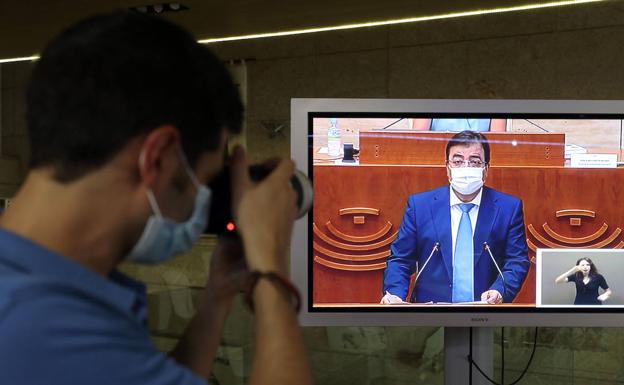 El acceso al hemiciclo fue restringido por el covid y la intervención del presidente de la Junta con mascarilla. 
