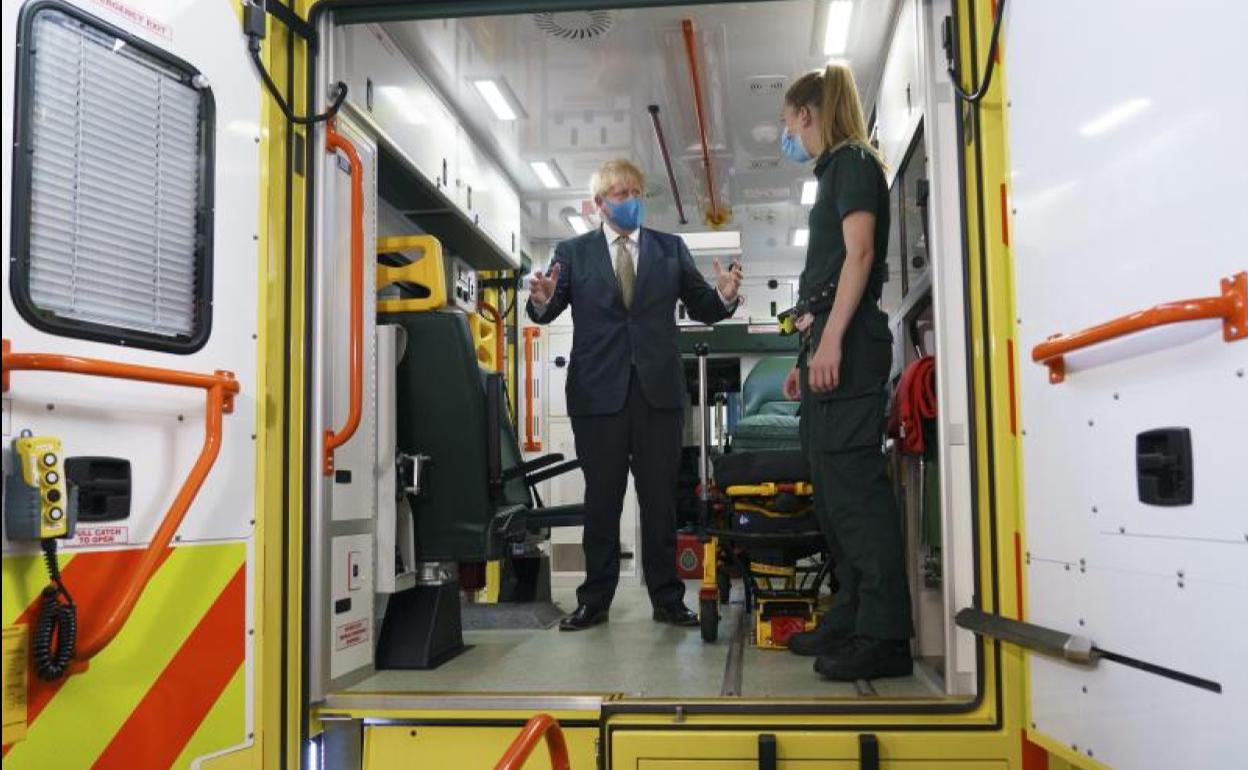 Boris Johnson conversa con una sanitaria del servicio de ambulancias de Londres.
