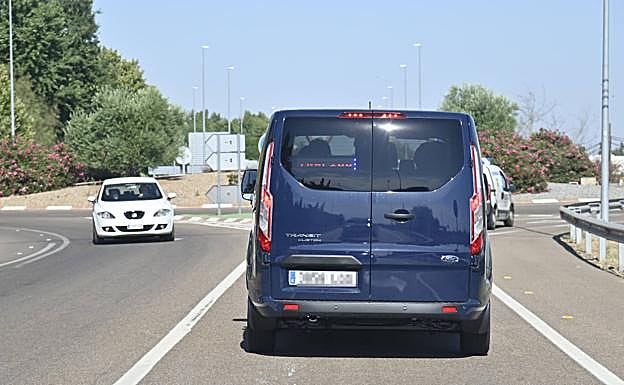 La furgoneta, una Ford Transit Custom, no lleva distintivo exterior, solo un discreto cuadro de luces para dar el alto.