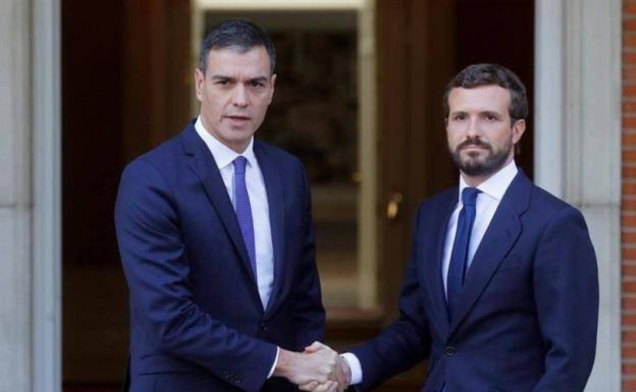 Pedro Sánchez y Pablo Casado, en La Moncloa