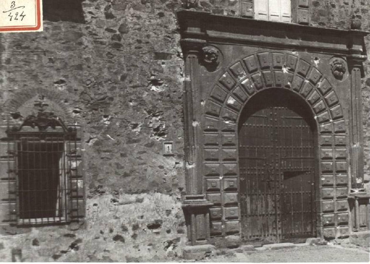 Impactos de metralla en el Palacio Episcopal.