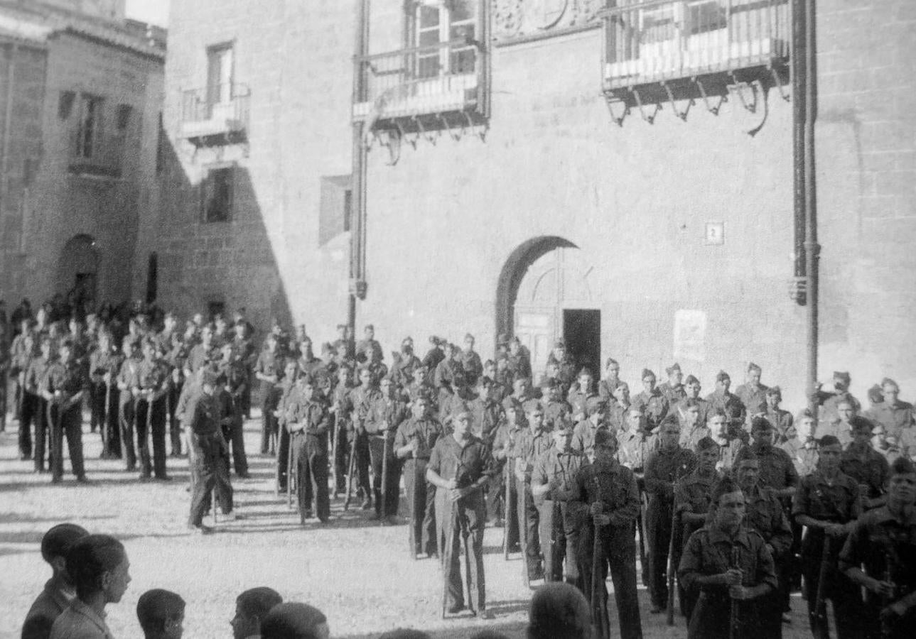 Fotografía de Tomás Martín de tropas franquistas formando ante el Palacio de Mayoralgo días antes del bombardeo.