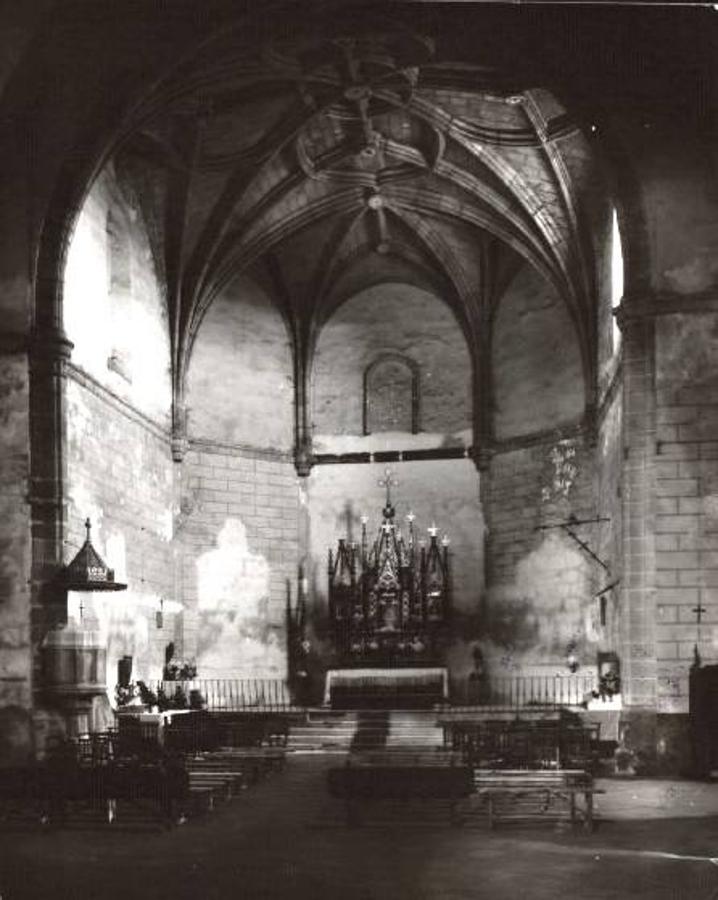 Interior de la iglesia parroquial de Cadalso saqueada, sin altares ni imágenes, que fueron quemadas.