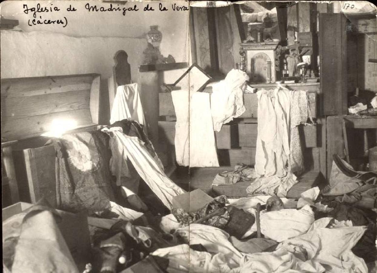 Interior de la iglesia de Madrigal de la Vera que también fue saqueada.