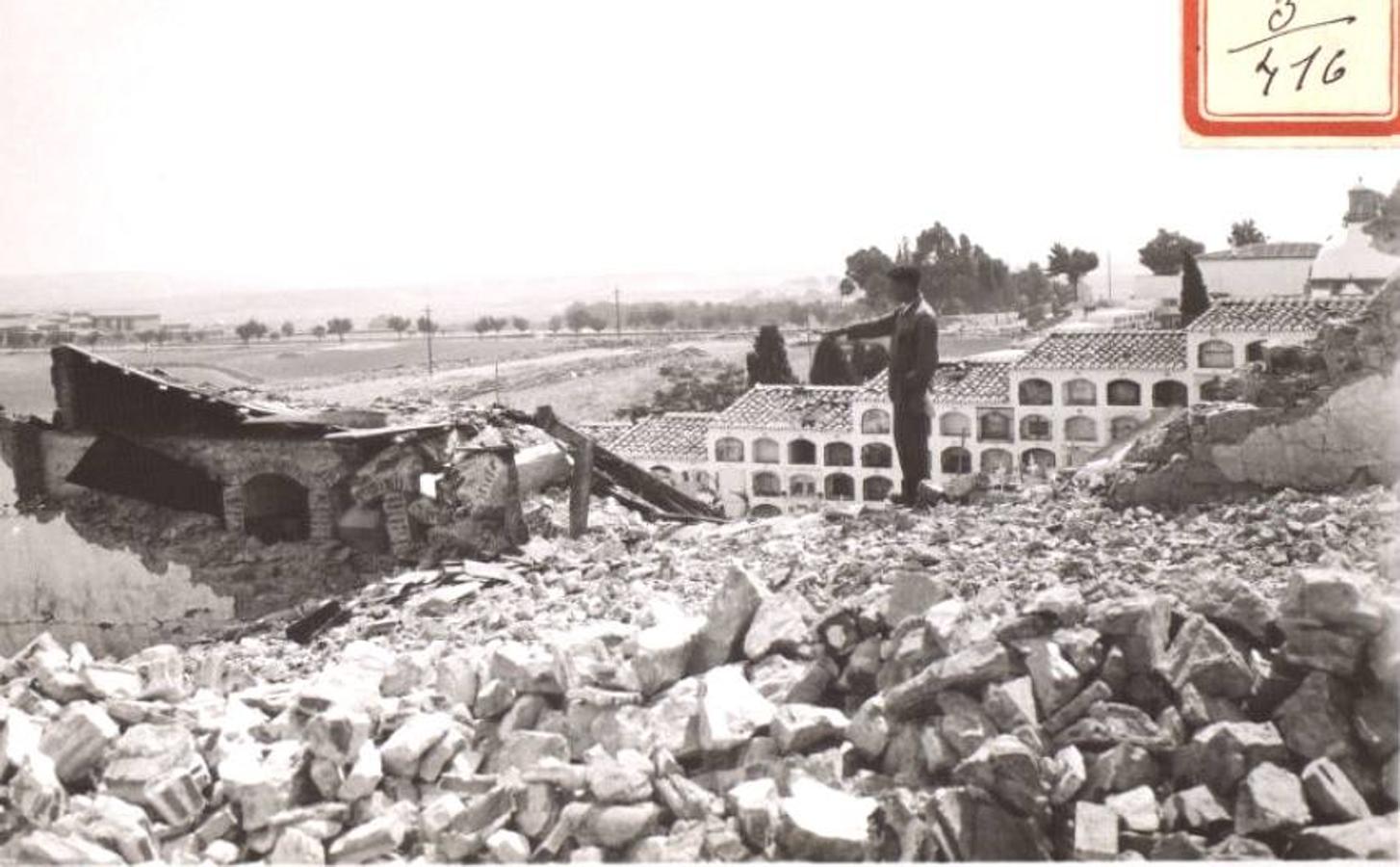 Las tres fotografías de los daños en el cementerio de Cáceres, en donde cayeron tres bombas