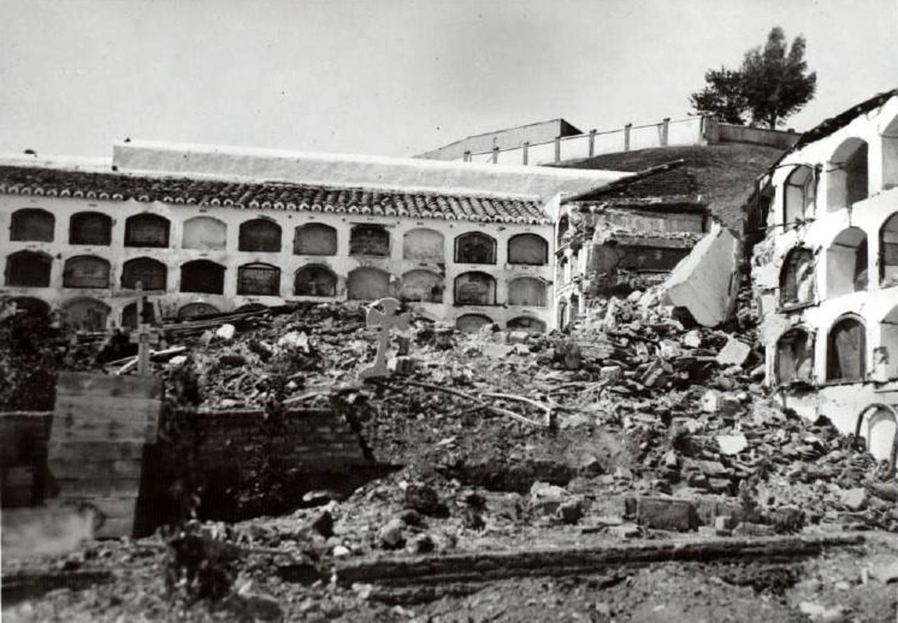 Las tres fotografías de los daños en el cementerio de Cáceres, en donde cayeron tres bombas