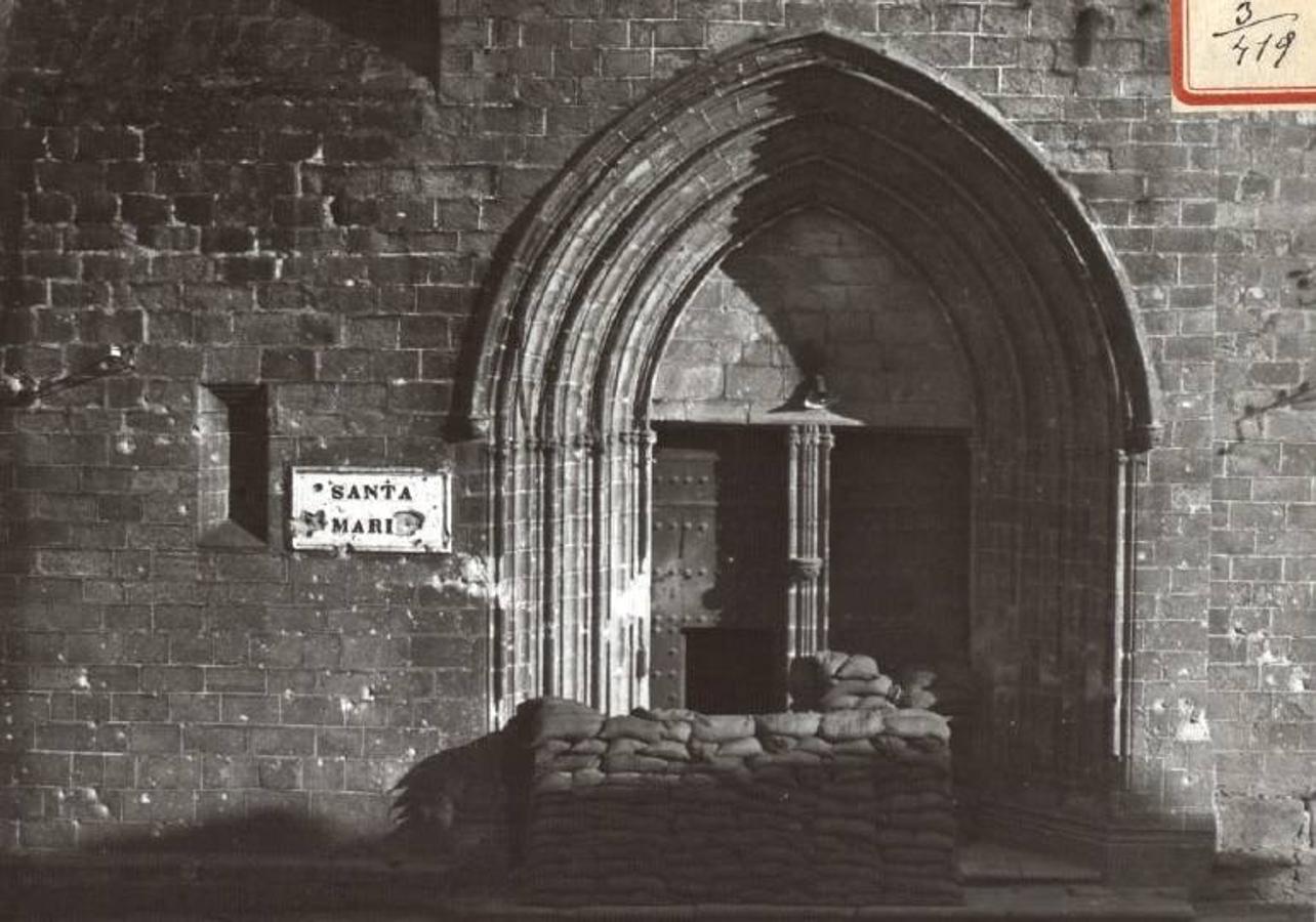 La puerta de la Concatedral de Santa María con sacos terreros puestos tras el bombardeo.