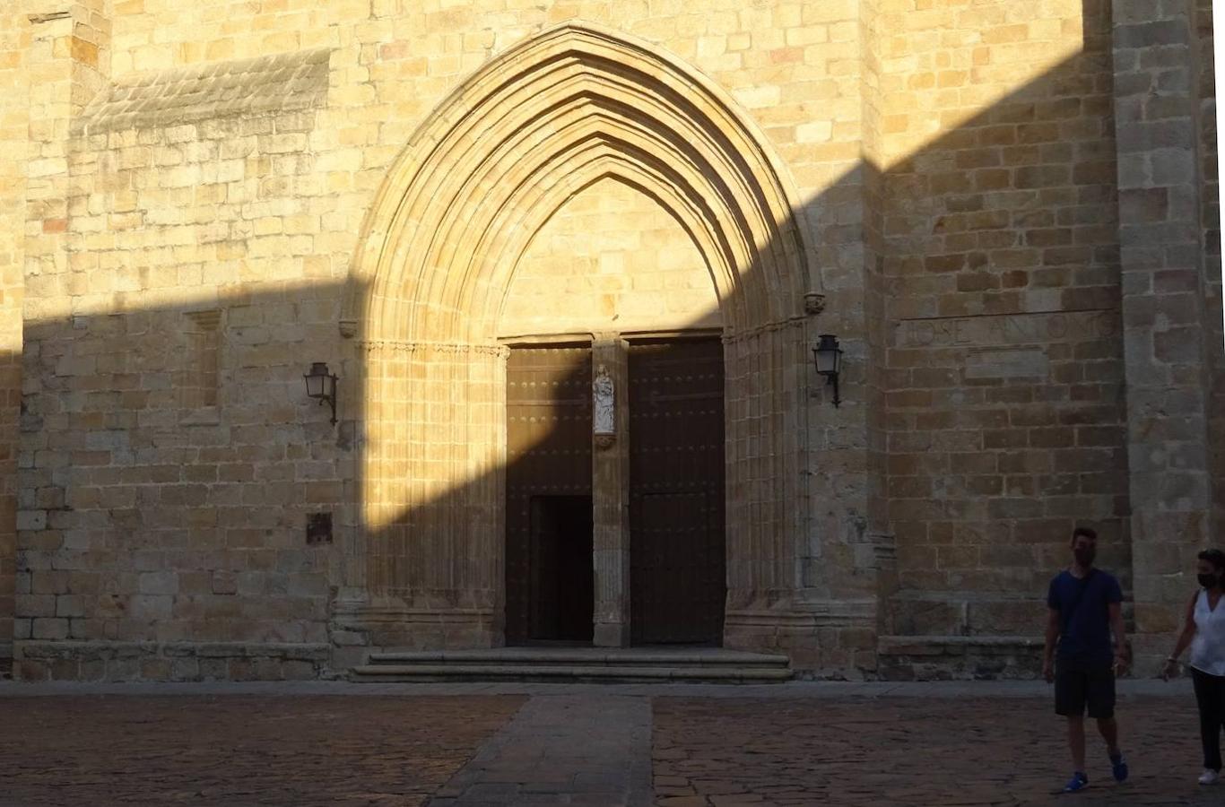 Imagen actual de la entrada de la Concatedral de Cáceres.