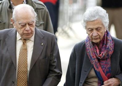 Imagen secundaria 1 - 1 )Jordi Pujol, Presidente del CIU, con su esposa Marta Ferrusola, saludan desde el balcón de un hotel tras ganar las Elecciones Autonómicas Catalanas. 2) El expresidente catalán Jordi Pujol y su esposa Marta Ferrusola acuden por primera vez a la Audiencia Nacional 3) Marta Ferrusola, esposa del recién elegido Presidente de la Generalitat, Jordi Pujol, besa a su suegro Florencio Pujol Brugat.