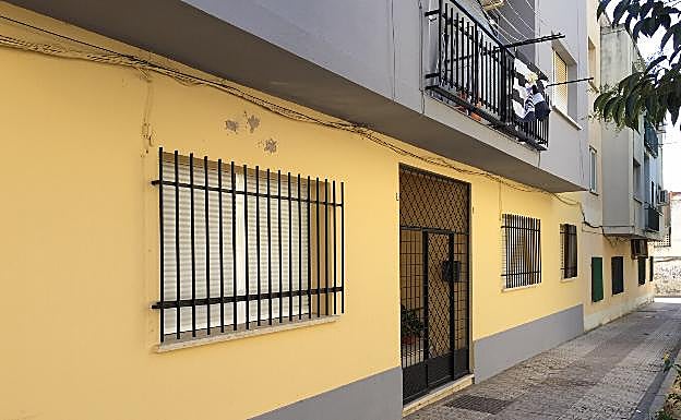 Impactos de perdigones encima de la ventana en el número 1 de la calle Villaviciosa. 