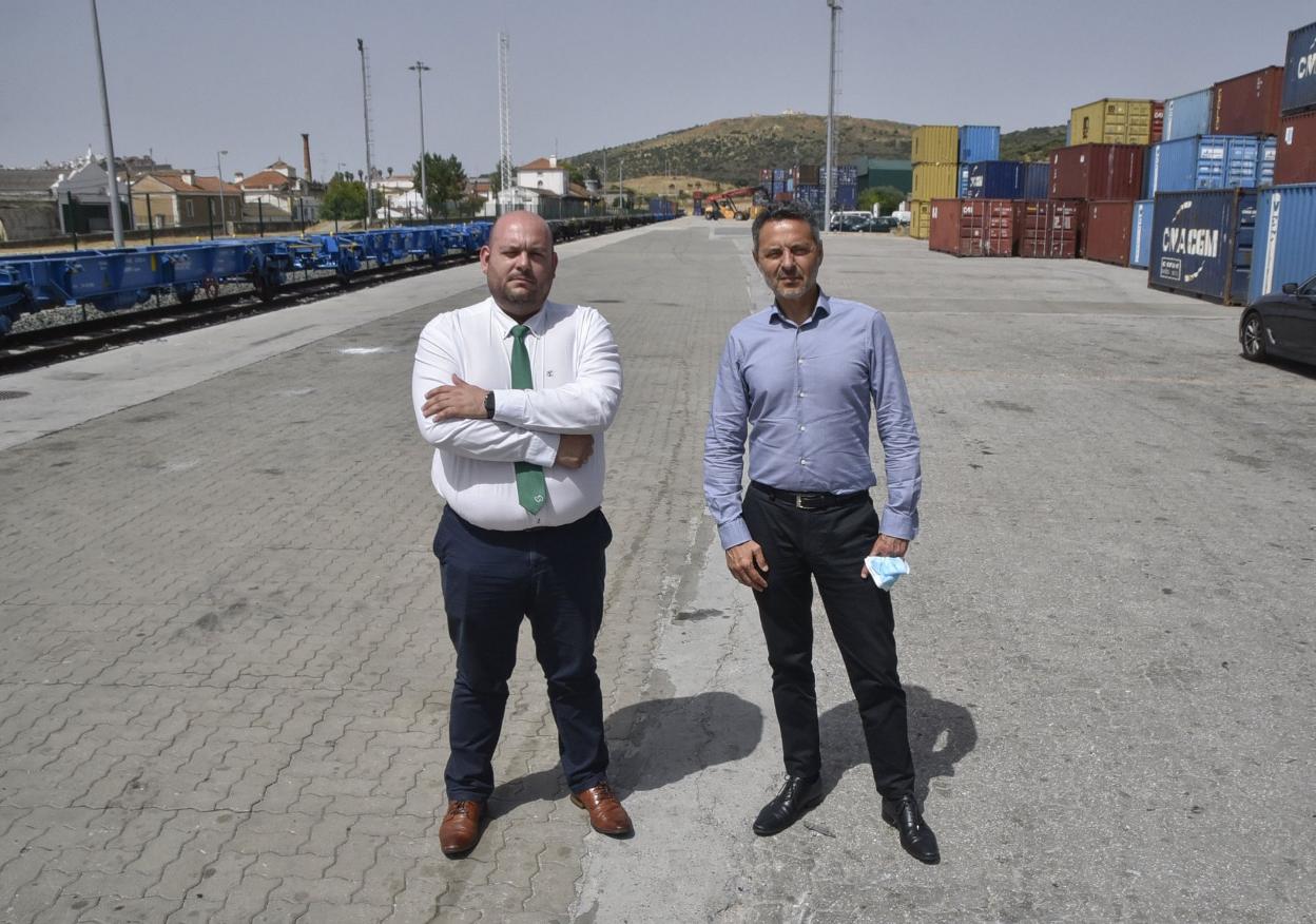 De izquierda a derecha, el director de Transitex en Extremadura, Ramón Méndez, y el consejero delegado de la compañía, Fernando Lima. 