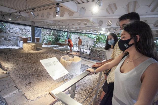 Tres jóvenes visitando el yacimiento del Mayoralgo, ayer. 