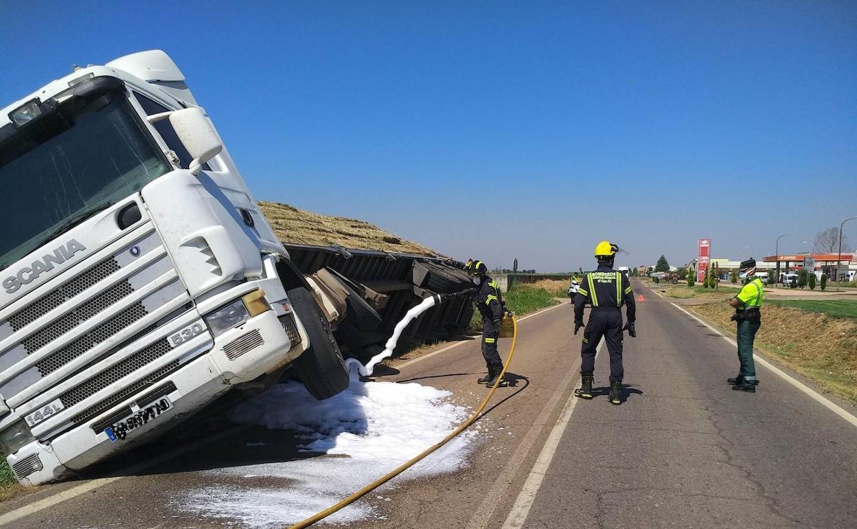 Un camión cargado de paja se sale de la vía en Pueblonuevo | Hoy