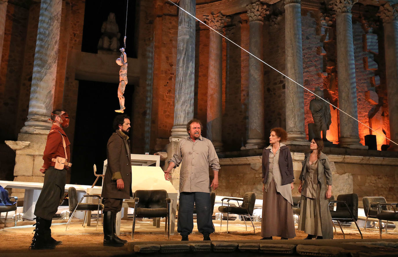 El montaje del mexicano David Gaitán busca actualizar al máximo la tragedia griega a lo largo de una hora y cuarenta y cinco minutos de duración