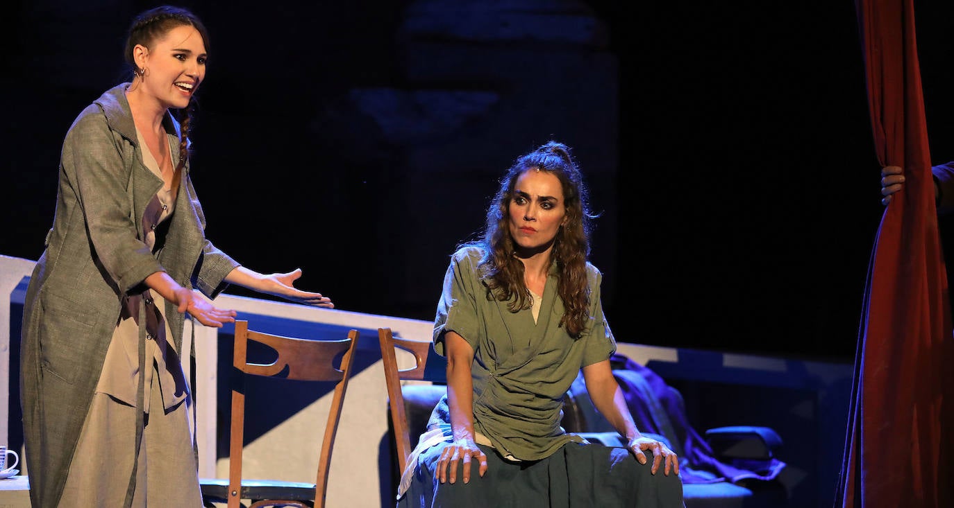 El montaje del mexicano David Gaitán busca actualizar al máximo la tragedia griega a lo largo de una hora y cuarenta y cinco minutos de duración