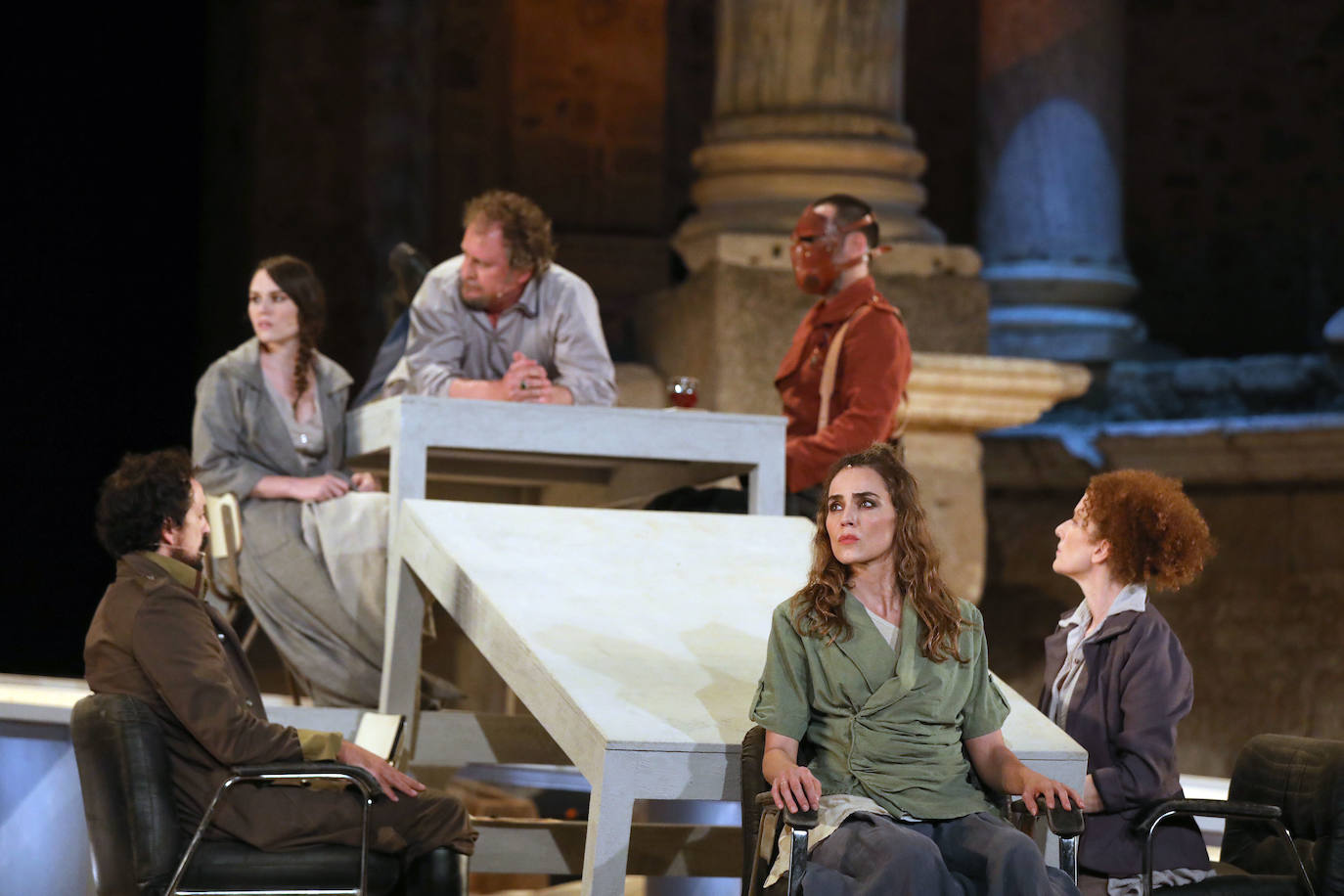 El montaje del mexicano David Gaitán busca actualizar al máximo la tragedia griega a lo largo de una hora y cuarenta y cinco minutos de duración