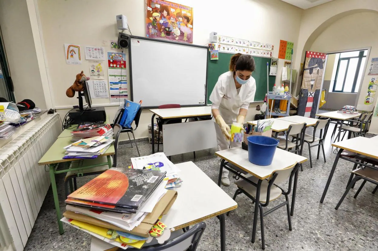 Imagen de tareas de desinfección y limpieza de un colegio de Cáceres el pasado mes de mayo. 