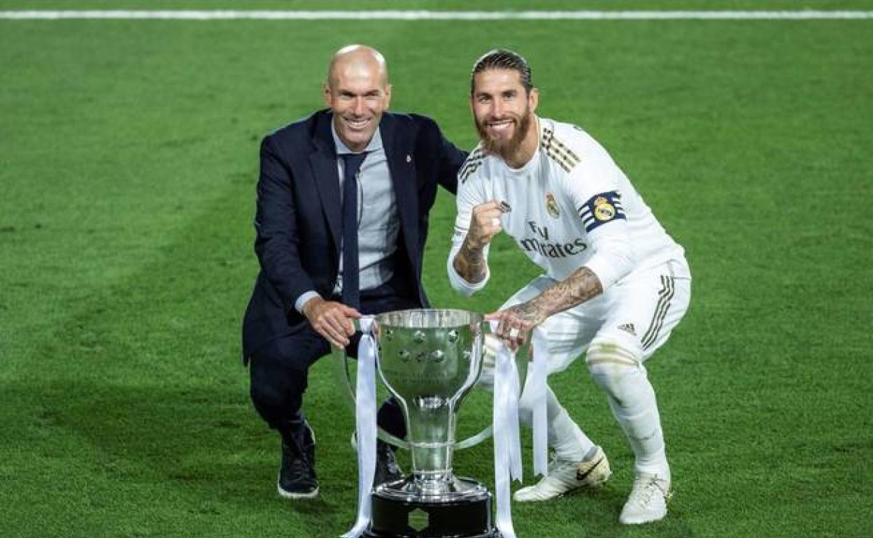 Zinedine Zidane y Sergio Ramos posan con el trofeo de la Liga. 