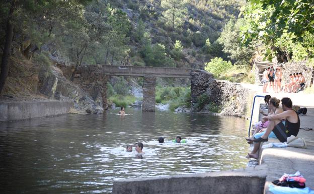 La piscina natural está a la salida del pueblo, en el inicio de la ruta a la cascada.