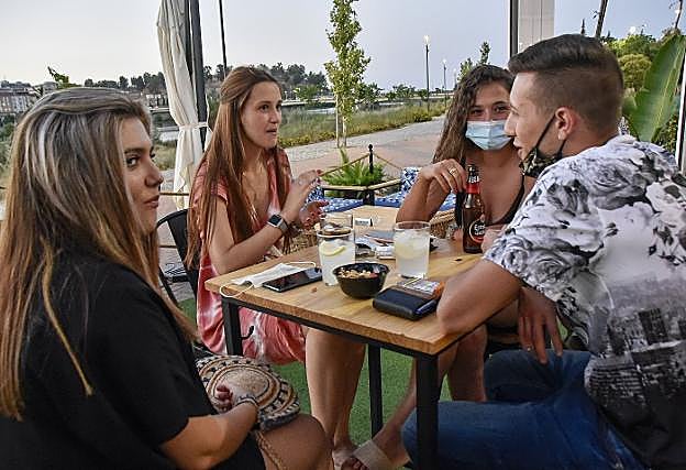 La mitad de los positivos en Extremadura desde la fase 1 tiene menos de 39 años