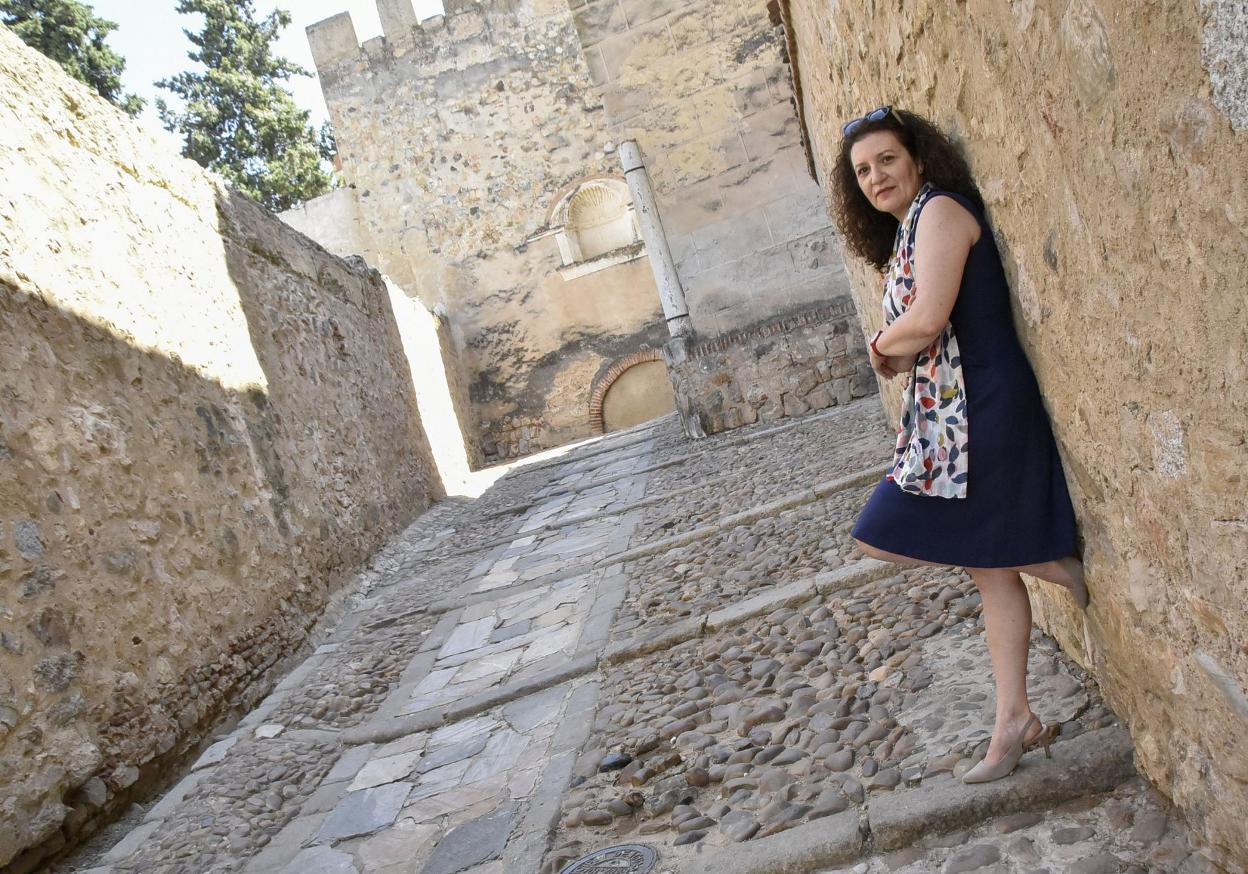 Ana Cuenda, fotografiada en el acceso a la Alcazaba de Badajoz por la puerta del capitel. 