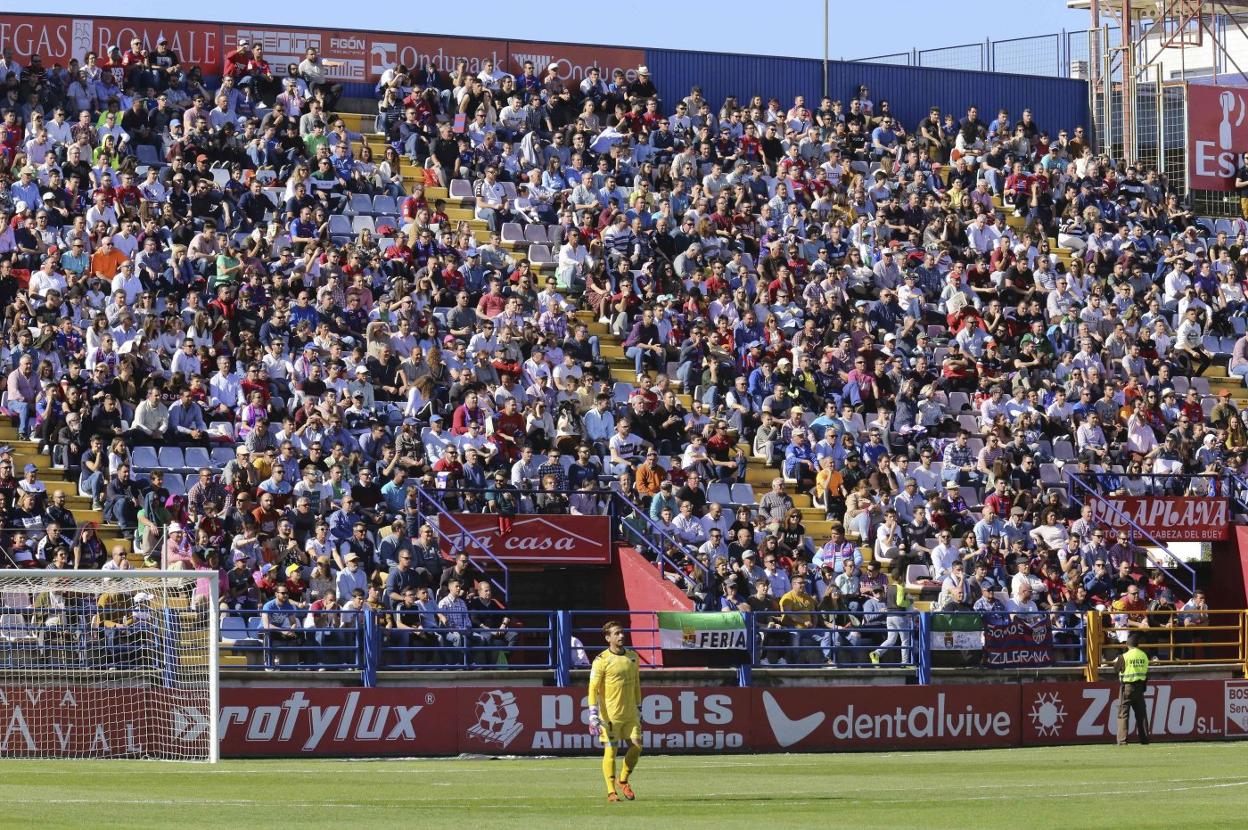 El Francisco de la Hera, con buen ambiente en las gradas en Segunda División. 