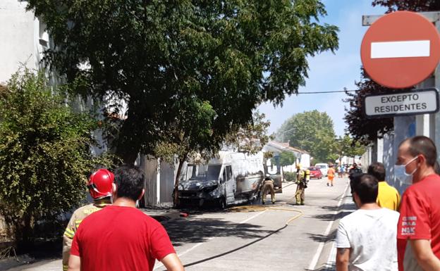 Cuatro bomberos de Cáceres se han encargado de extinguir el incendio. 