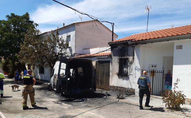 Dos viviendas han sufrido daños materiales en sus fachadas. 