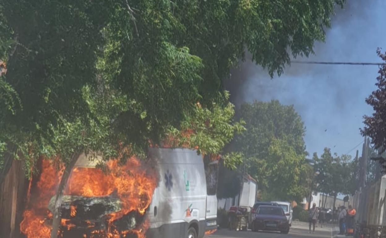 Las llamas se han apoderado en escasos minutos de la ambulancia estacionada en la calle. 