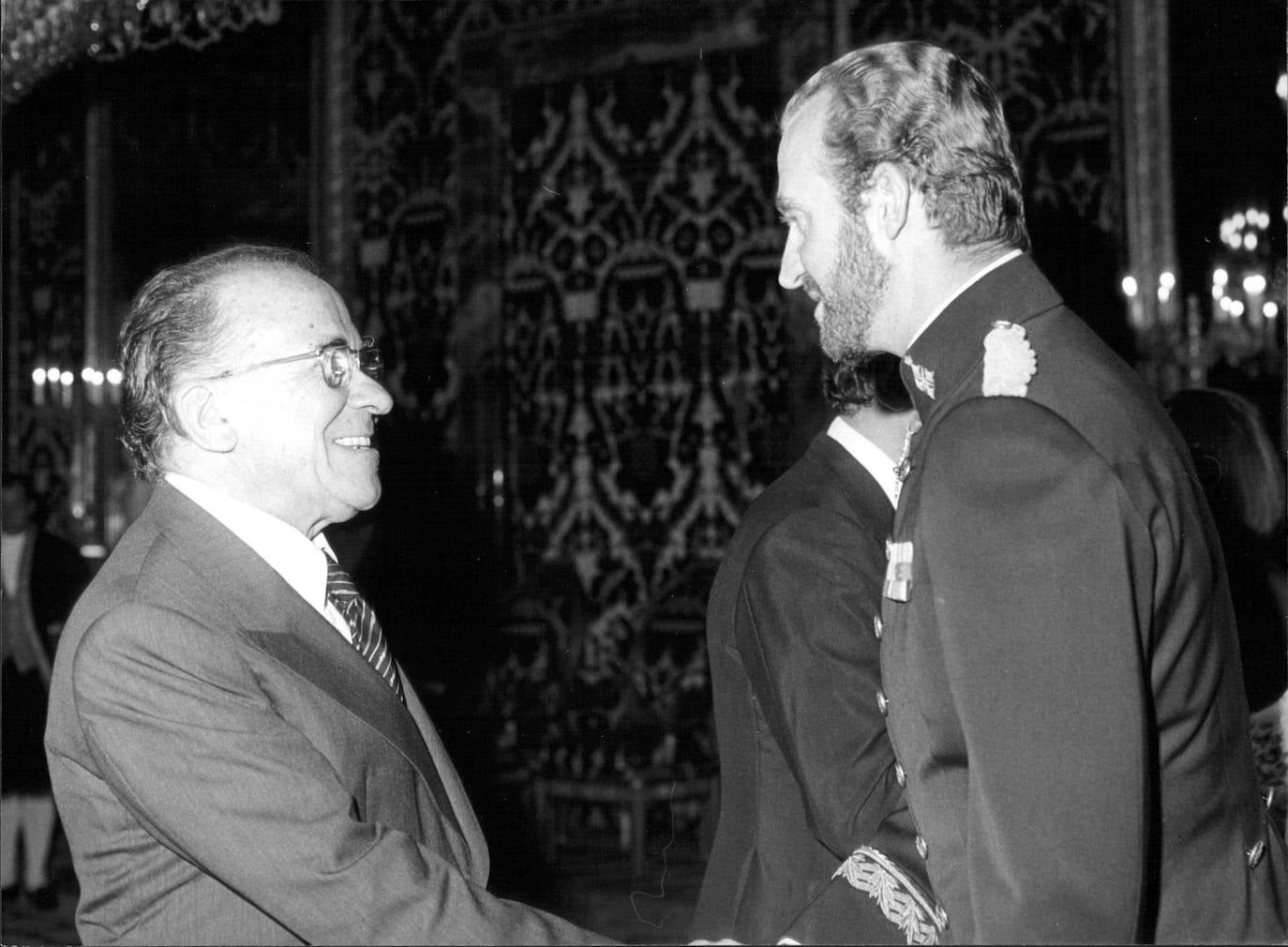 1977. El Rey Juan Carlos I recibe en La Zarzuela a Santiago Carrillo, secretario general del PCE.