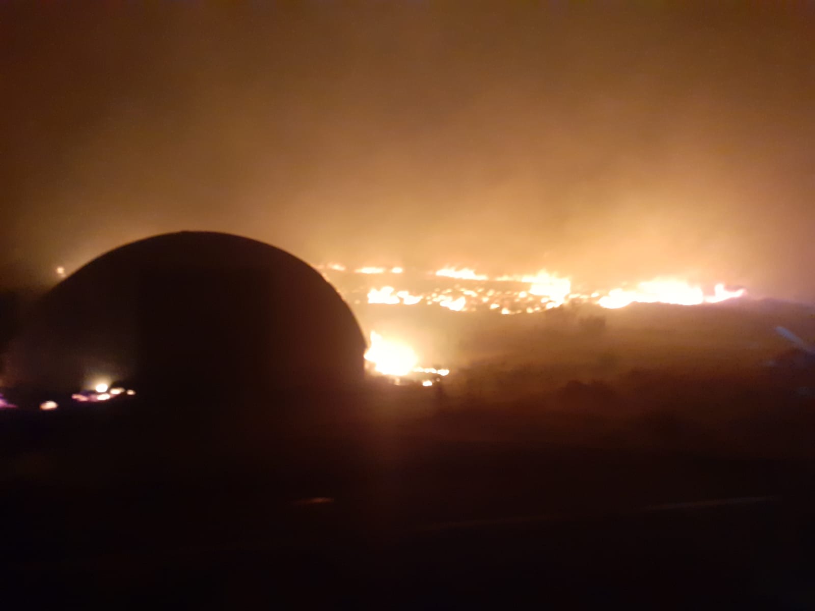 El incendio comenzó pasada la medianoche y obligó a cortar la carretera entre la capital del Jerte y Malpartida