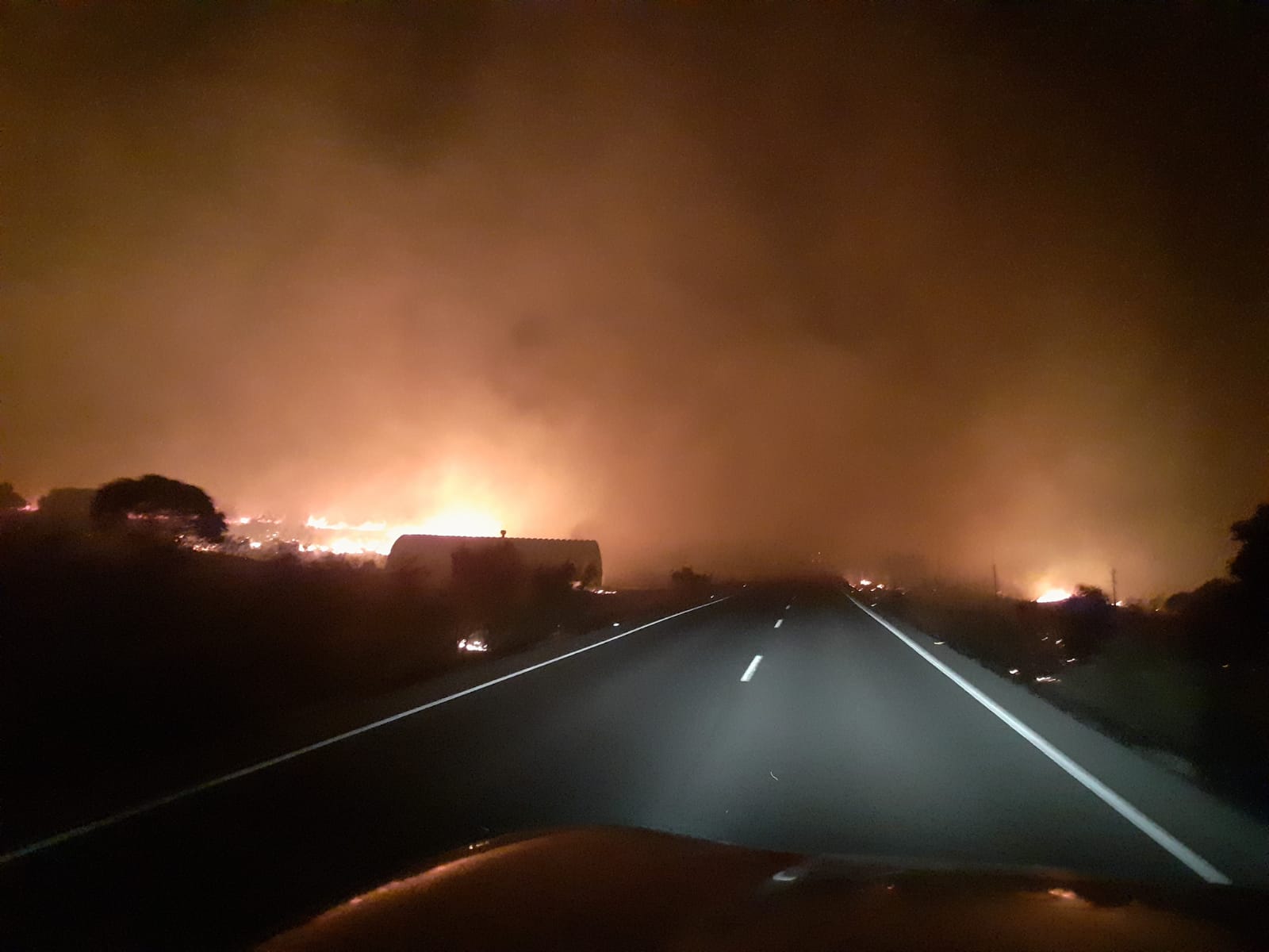 El incendio comenzó pasada la medianoche y obligó a cortar la carretera entre la capital del Jerte y Malpartida