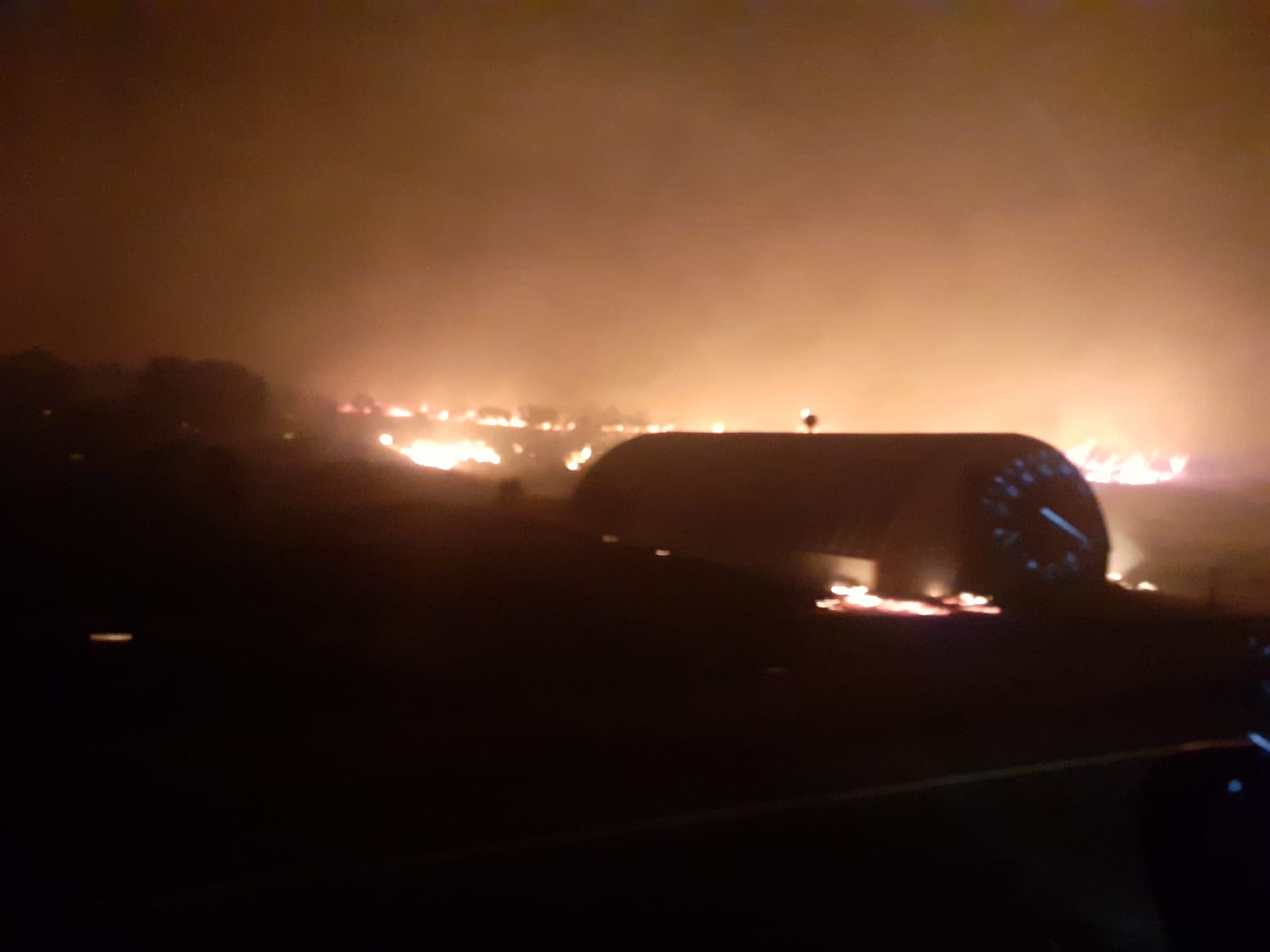 El incendio comenzó pasada la medianoche y obligó a cortar la carretera entre la capital del Jerte y Malpartida