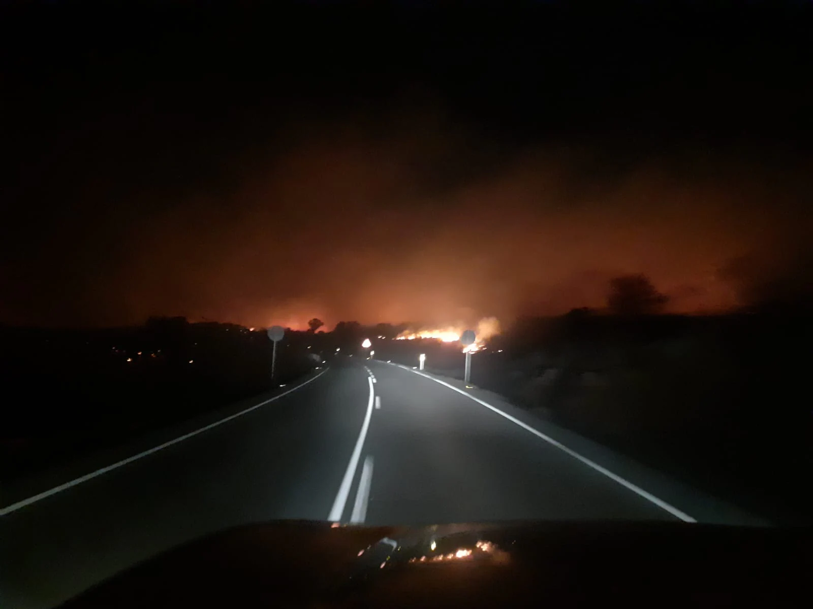 El incendio comenzó pasada la medianoche y obligó a cortar la carretera entre la capital del Jerte y Malpartida