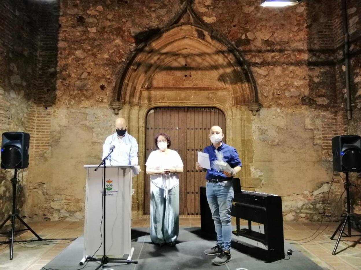 El premio se dio a conocer a los pies de la iglesia de Santiago. 