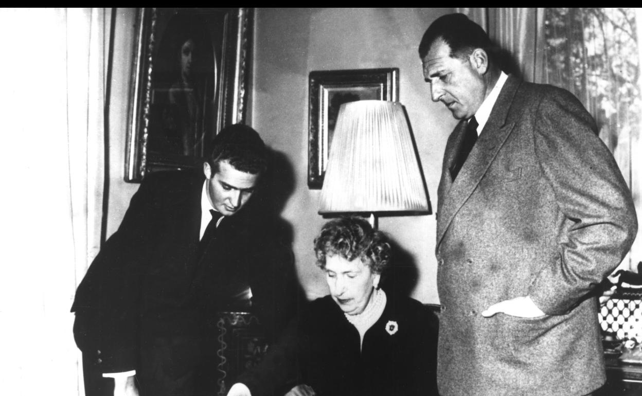 Don Juan Carlos junto a la reina Victoria Eugenia y su padre don Juan, en 1958 en su residencia de Lausana.