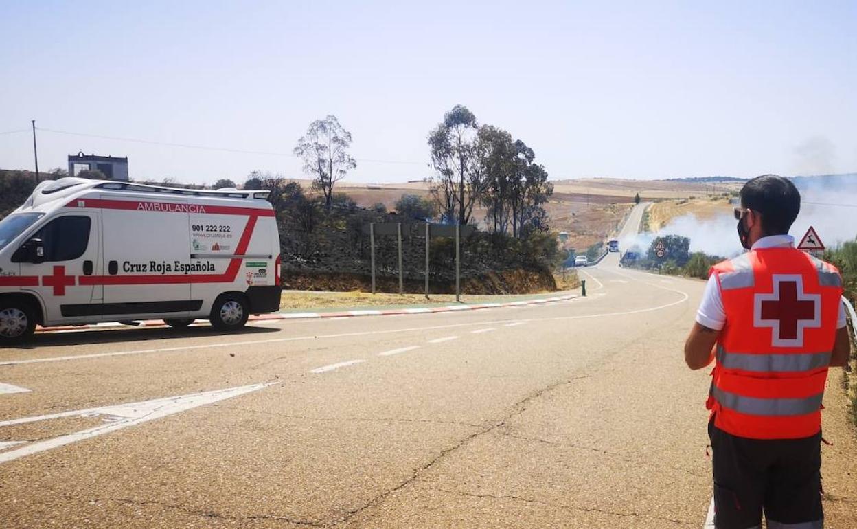 Efectivos del Infoex sofocan un incendio en un paraje de Retamal de Llerena