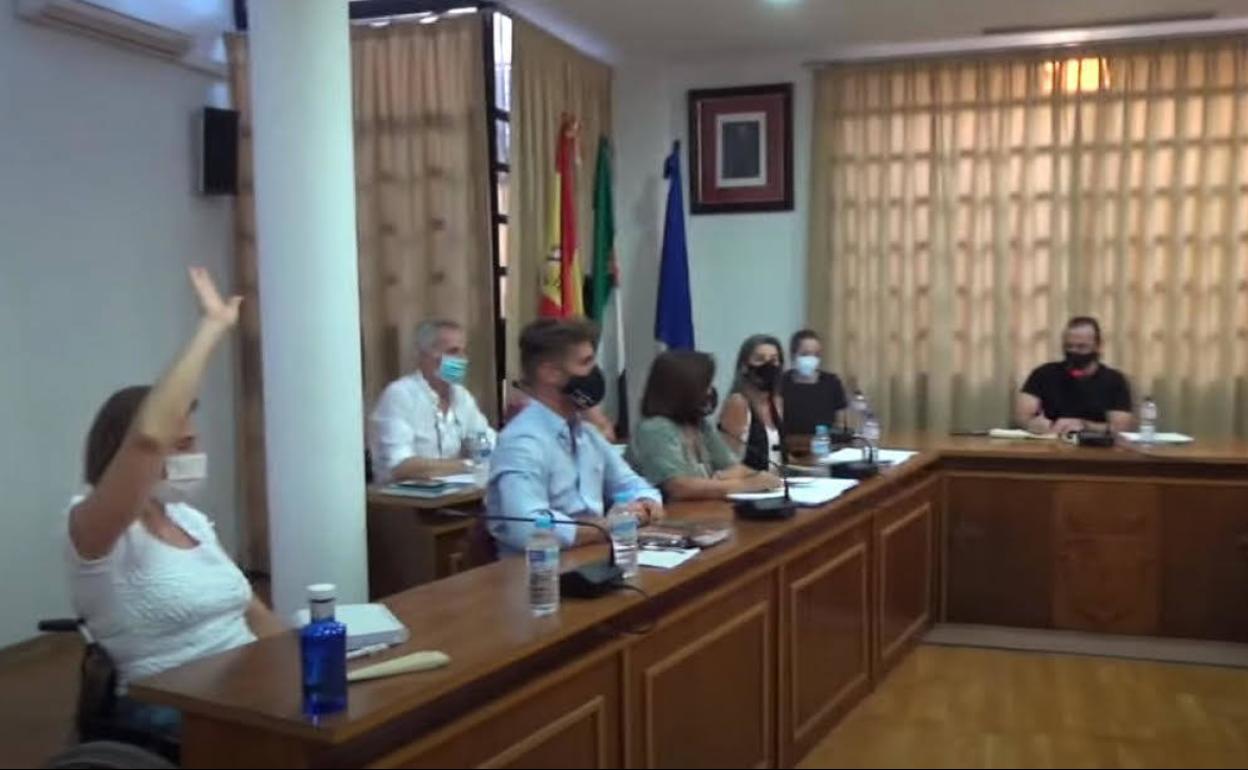 Momento en que Manuela Cordobés vota en contra de los presupuestos de su propio equipo de gobierno.