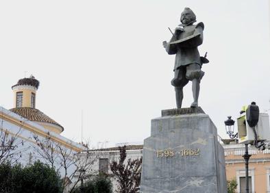 Imagen secundaria 1 - En 1996 el príncipe Felipe estuvo en la capital espiritual extremeña. Estatua de Zurbarán en la plaza Cervantes de Badajoz. Obra titulada 'La Misericordia de fray Martín de Vizcaya'.