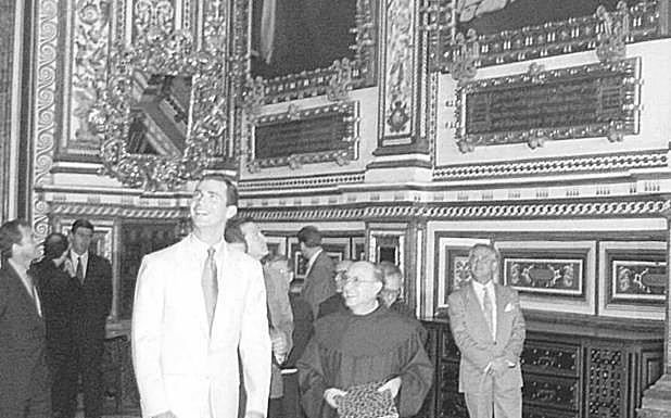 Imagen principal - En 1996 el príncipe Felipe estuvo en la capital espiritual extremeña. Estatua de Zurbarán en la plaza Cervantes de Badajoz. Obra titulada 'La Misericordia de fray Martín de Vizcaya'.