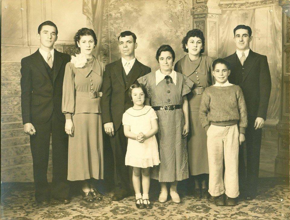 Eugenio y Nicolasa Moreno, de Jarandilla de La Vera, (en el centro de la imagen) con su familia en América.