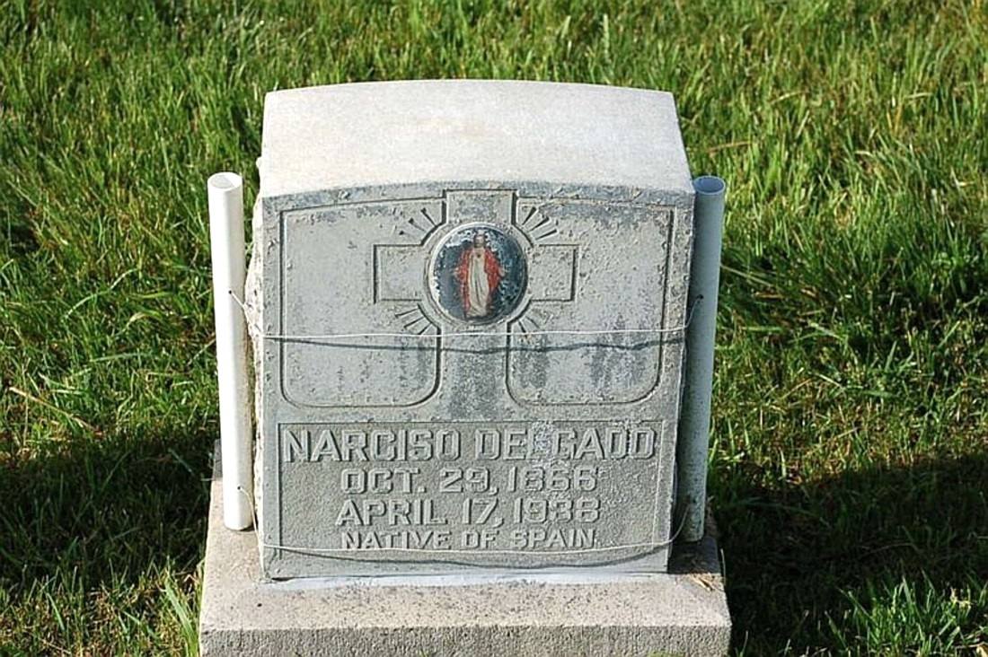 Tumba en América de Narciso Delgado Huerta, nacido en Villanueva de La Vera. Quiso que en la lápida figurara que era nacido en España