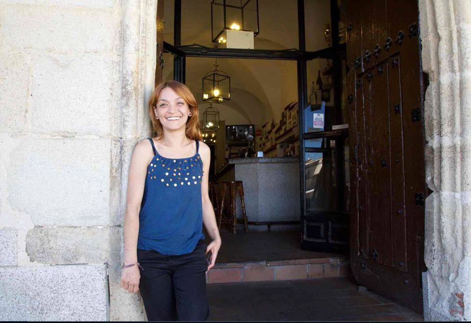 Elena Barquilla en la entrada de La Troya