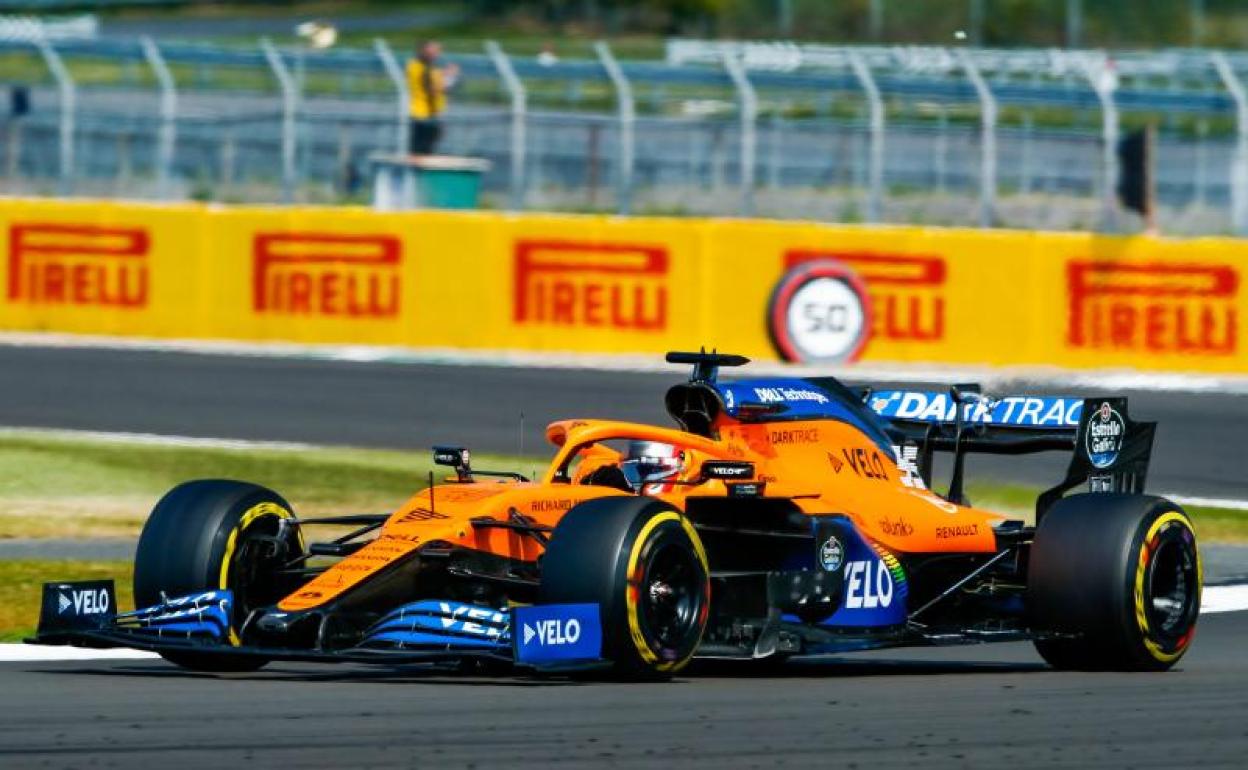 El McLaren de Carlos Sainz, rodando sobre el trazado de Silverstone. 