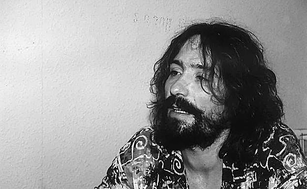 Imagen principal - Arriba, Roberno Iniesta en una rueda de prensa en 1992. Abajo, en la entrega de la Medalla de Extremadura y a la derecha, portada del disco Rock Transgresivo, en cuya carátula aparecen lLos nombres de todos los que compraron un vale. 