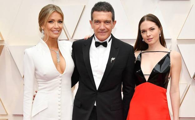 Antonio Banderas en la última gala de los Oscar, junto a su pareja, Nicole Kimpel, y su hija Stella del Carmen.