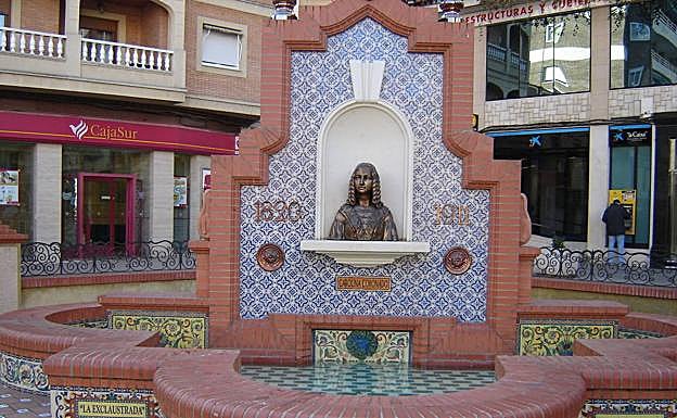 Imagen principal - Arriba, la escultura dedicada a ella en su lugar de nacimiento, Almendralejo. Abajo, el óleo sobre lienzo de Carolina, retratada por Federico Madrazo, en el Museo del Prado. Y a la derecha, una estatuta suya en el parque de Castelar. Está enterrada en esta ciudad. 