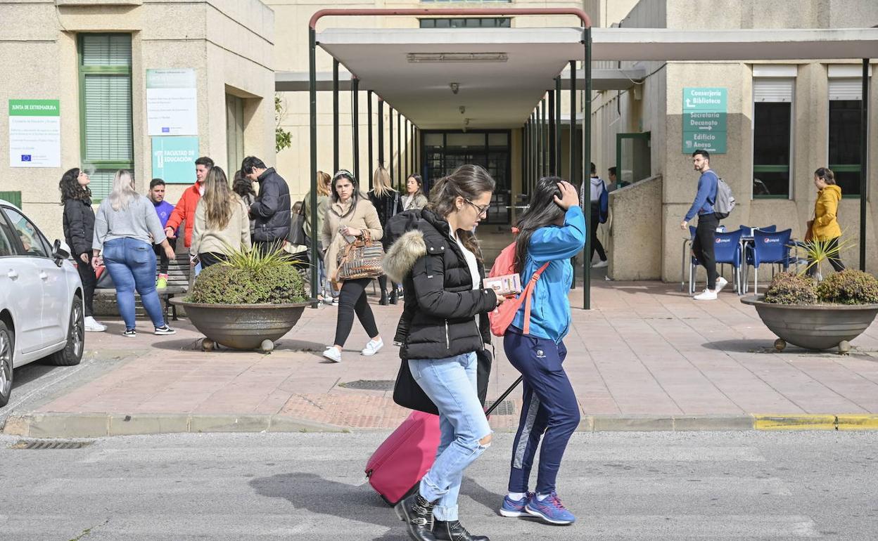La UEx suprime siete másteres y un grado para el próximo curso